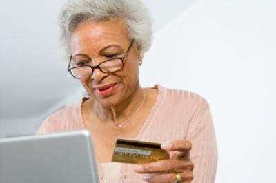 Kreditkarten werden auch von Senioren online abgeschlossen.