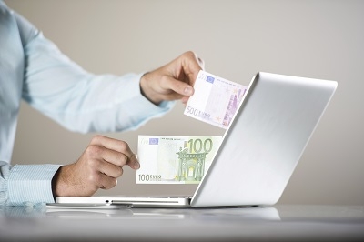 Online-Bezahlsysteme: Geldscheine mit Laptop