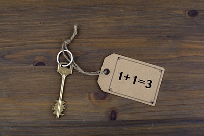 Finanzierungsfehler vermeiden: Haustürschlüssel auf Holztisch