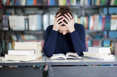 Studentin-Bücher-Stress