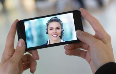 Videoident geht auch mit dem Smartphone - stabile Internetverbindung vorausgesetzt. Bild: GettyImages/johnkellerman