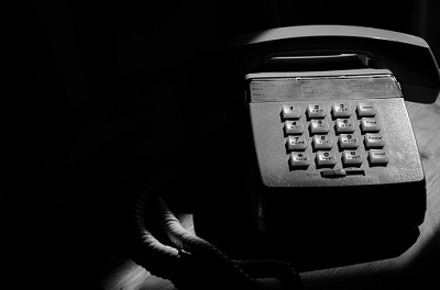 Altmodisches Telefon vor dunklem Hintergrund