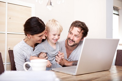 Mutter und Vater mit Kind am Laptop