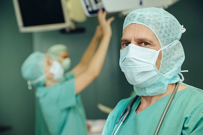 Chirurg im OP-Saal