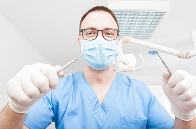 Zahnarzt mit Instrumenten