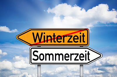 Zwei Schilder die auf Sommerzeit und Winterzeit verweisen.