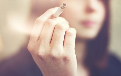 Frau raucht Zigarette