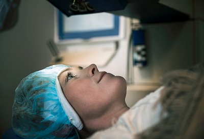 Patientin bei einer Lasik-Operation der Augen