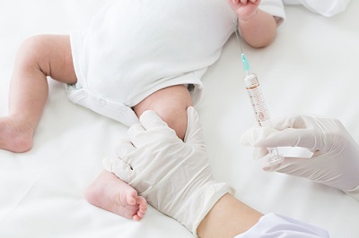 Ein Baby bekommt eine Impfung mit einer Spritze.