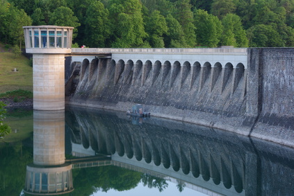 Stausee und Staudamm eines Wasserkraft Werks
