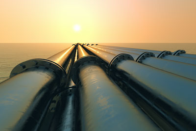 Dekoratives Bild einer Gaspipeline im Sonnenuntergang