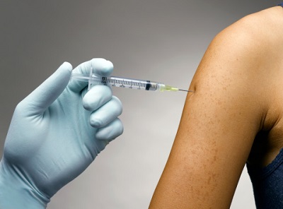Arzt setzt Spritze für Impfung
