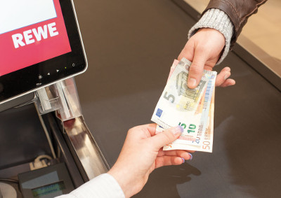 An der Supermarktkasse können Kunden auch Bargeld abheben. Foto: Barzahlen.de