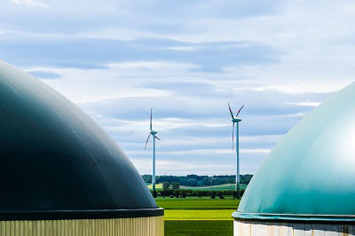 Windräder und Biogasanlage