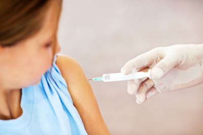 Kleines Mädchen erhält Impfung per Spritze in den Oberarm