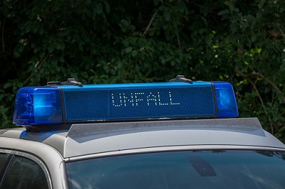 Dachbalken auf einem Polizeiauto mit Anzeige 