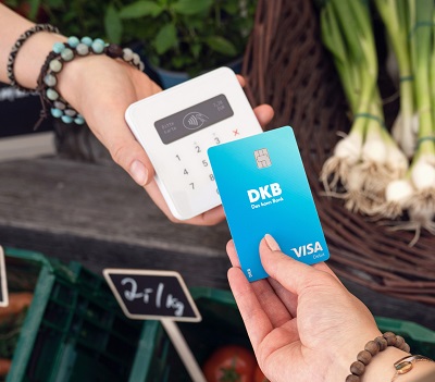 Mit der Visa Debitkarte der DKB können Bankkunden auch weiterhin kostenlos kontaktfrei bezahlen. Foto: DKB AG