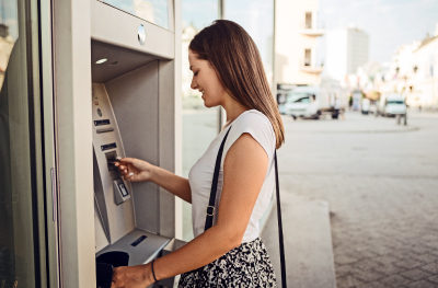 Grafik zeigt Frau am Geldautomaten