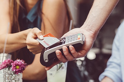 Kontaktlose Bezahlung im Urlaub mit Debitkarte oder Kreditkarte. Welche ist besser?