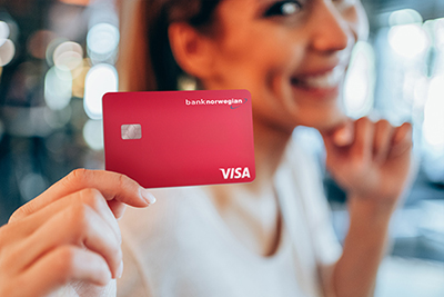 Frau mit Kreditkarte in der Hand
