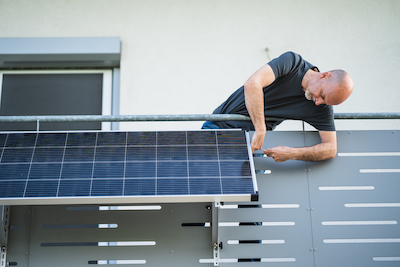 Neue Regeln für Balkonkraftwerke ab 2024: Solarpaket vor Abstimmung im Bundestag