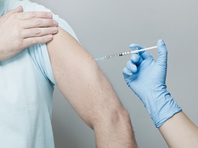Mann erhält Impfung mit Spritze