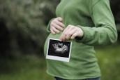 Schwangere Frau mit Ultraschall-Bild
