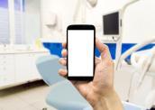 Patient hält Smartphone in der Hand