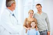 Ärztezufriedenheit-Arzt-glückliche-Famile