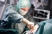 Chirurg bei Operation im OP-Saal