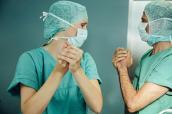 Ärztin und Arzt im Krankenhaus beim Desinfizieren