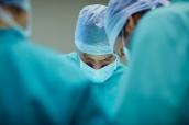 Chirurgen in Schutzkleidung bei einer Operation