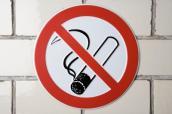 Ein Rauchverbotsschild hängt an einer Wand.