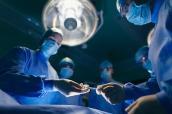 Ein Chirurg reicht einem anderen Chirurgen Operationsbesteck im OP.