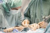 Ein Neurorchirurg operiert an einem Kopf
