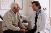 Arzt berät älteren Patienten