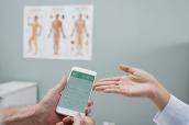 Smartphone mit Gesundheits-App in einer Arztpraxis