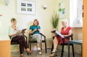Frauen im Wartezimmer vom Arzt