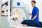 Patient und Arzt bei CAT-Scan