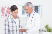 Junger Patient-Arzt