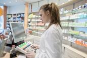 Apothekerin an der Kasse