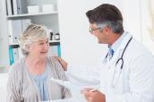 Ältere-Patientin-Arzt