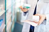 Apotheker (Hände) mit Medikamenten und Rezepten