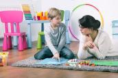 Kind lernt spielerisch