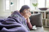 Kranke Frau liegt auf Sofa