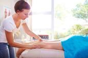 Masseurin behandelt Patientin auf Liege