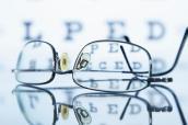 Brille mit Buchstaben im Hintergrund