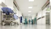 Liege auf Krankenhausflur