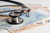 Stethoskop mit Euro-Scheinen