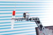 Roboterarm mit Spritze